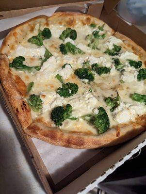 White pizza with broccoli