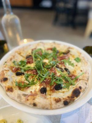 Fig prosciutto pizza