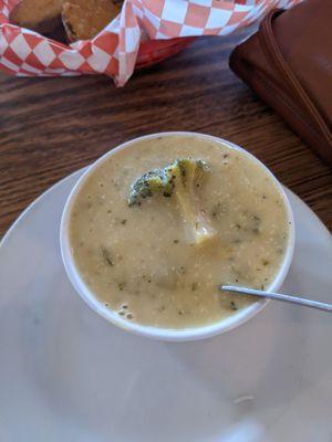 Creamy cheesy broccoli soup