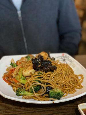 B6 Shrimp stir fried hand-pulled noodles