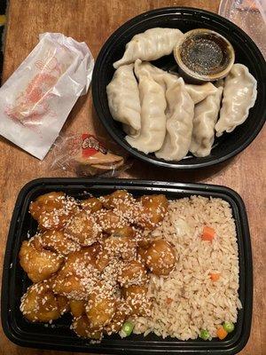 Sesame chicken & steamed dumplings. Both tasty!!!!!