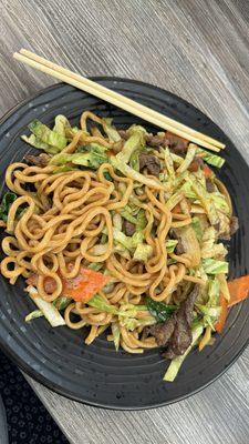 Malan beef chow mein with medium round noodles