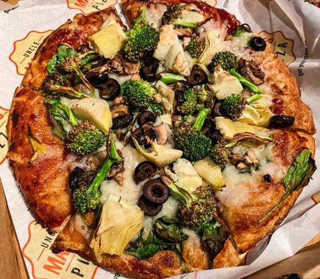 Vegan pizza with whole wheat crust, bbq sauce and veggies!