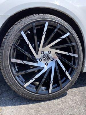 22" Xcess Wheels style X02 with Gloss Black & Machine finish on Lionhart tires