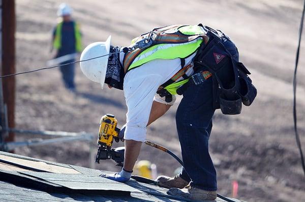 Commercial Roofing Construction. Imperial Valley Apartment Project. Asphalt-fiberglass, laminated shingles