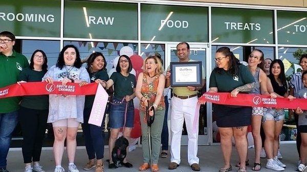 Earthwise pet SW OKC  grand opening ribbon cutting