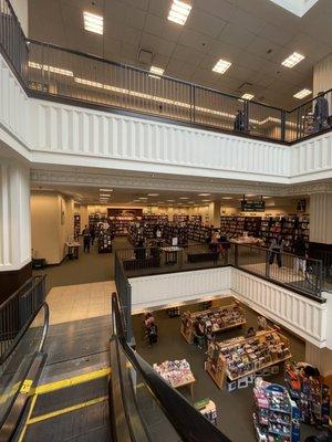 3 floors of books, what a dream!