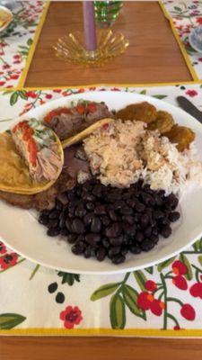 Arroz y frijoles, tacos, tostones