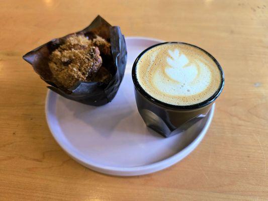 Spiced apples cruffin (topped w/ lots of sugar but otherwise not terribly sweet) and an oatmilk cortado (classic!)