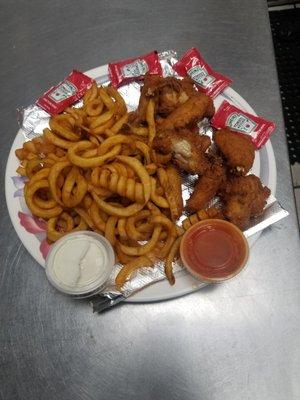 Chiken wings con kurly fries