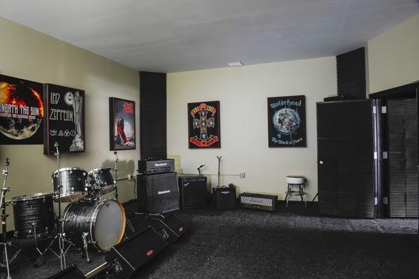 Fully stocked recording rooms with professional equipment at your disposal.