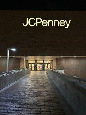 The exterior of JC Penney @ The Glendale Galleria & they have Free Parking too. Dec. 2022