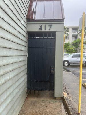 The address of Island Girl Eyecare. A locked metal gate, with no indication of the office around the corner!!