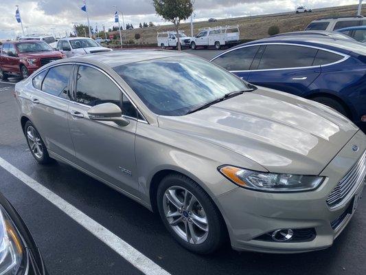 2015 Ford Fusion they even came out in the rain to help me