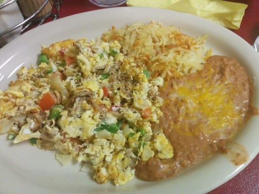 Machaca, huevos, chiles jalapenos, tomatoes, cebolla.