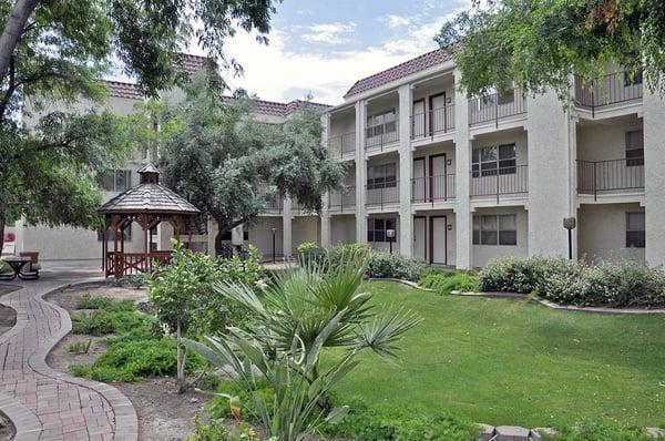 Courtyard at University Park apartments in Tempe, AZ