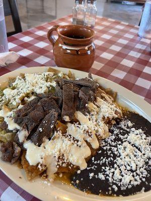 Chilaquiles divorciados (2 sauces)