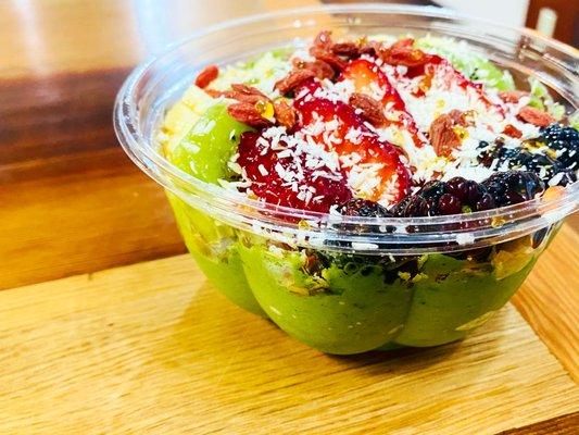 Matcha Bowl :
Matcha, Vanilla, almond butter , banana , strawberry . Topped with granola , fresh seasonal fruit, coconut flakes and honey