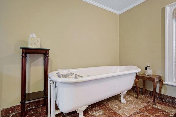 Arcarian Room Bathtub