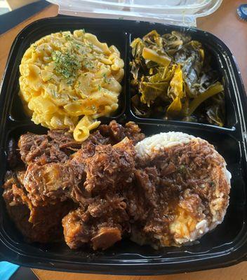 Oxtails plate with white rice, Mac & cheese and greens