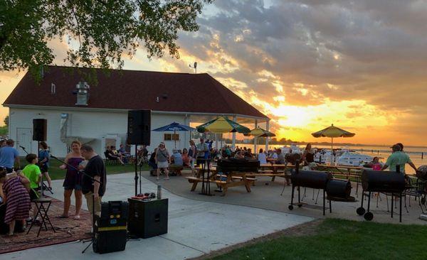 Outdoor dining area - Green Bay in the background