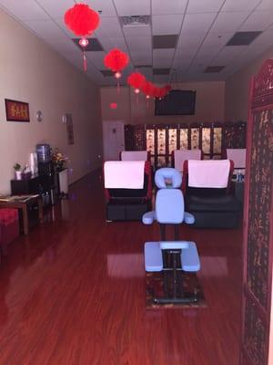 The main room. 6 massage chairs. "Asian" decor. Not sure what's behind the other screen tho..