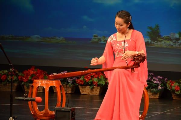 Monochord zither soloist at Hua Yue Cup competition