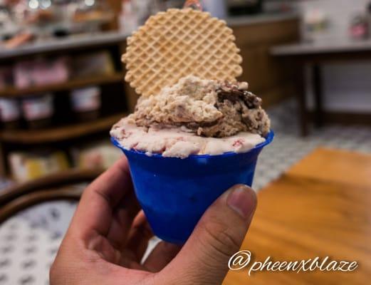 2 scoops; Nutella and strawberry. For size comparison, my glove size is a large in men's.