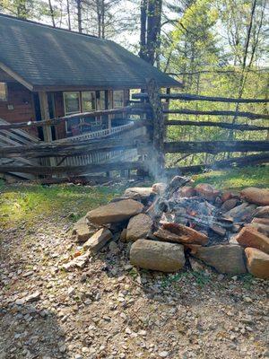 The cabin w firepit.