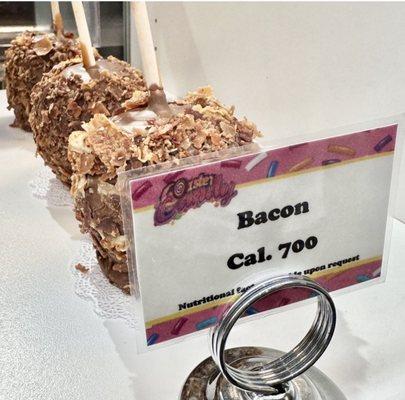 I will try this BACON APPLE for sure next time, either here in Six Flags or wherever I will see one.