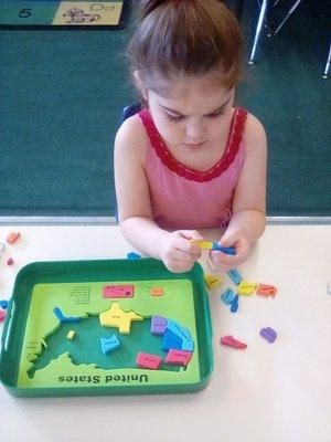 Learning the states while concentrating on a puzzle.