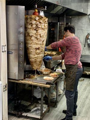 Preparing the shawarma