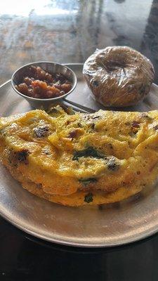 Omelette with spinach, mushrooms, and peppers. You can choose your toppings and comes with a choice of one of two sides.