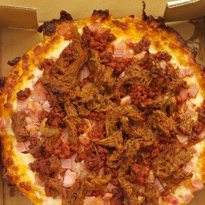 PIZZA DE CHORIZO Y JAMÓN