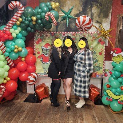 Chritmas Photo Backdrop and Balloon Arch