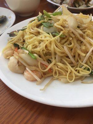 Seafood chow mein