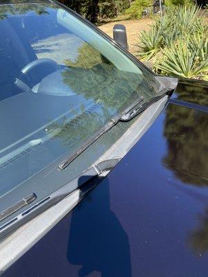 Rubbing compound on the windshield wiper