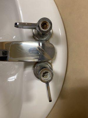 Sink is very rusty and needs to be cleaned properly.