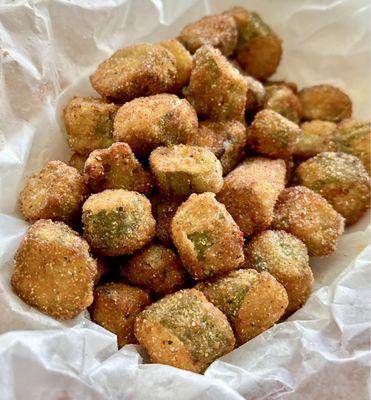 Southern Fried Okra. Fresh, hot n' crispy! And best of all, (･‿･) the batter is light.