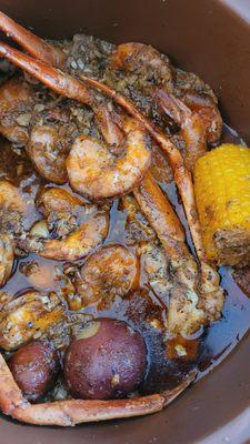 Crab,shrimp, potatoes, and corn.