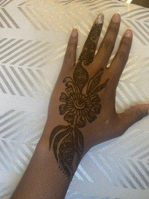 Wonderful experience! I got my eyebrows threaded as well as beautiful henna done by Buja.Everyone there was so nice and sweet.