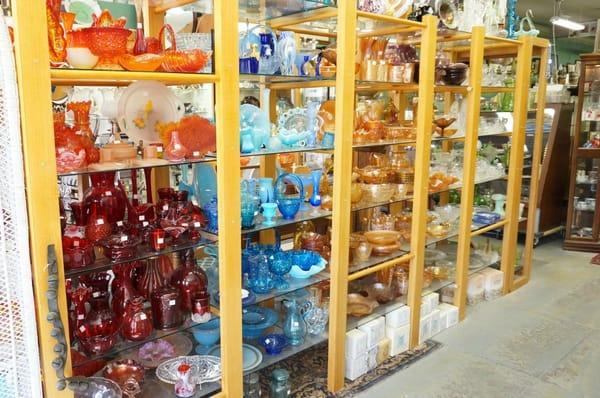 so many fine china pieces, and they're organized by color!