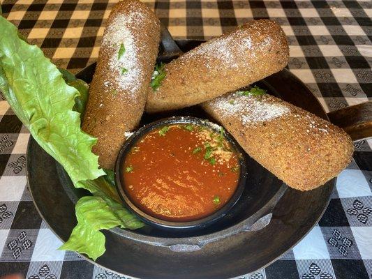 Homemade mozzarella. Stretched and breaded. They are logs. Big and creamy with good sauce.