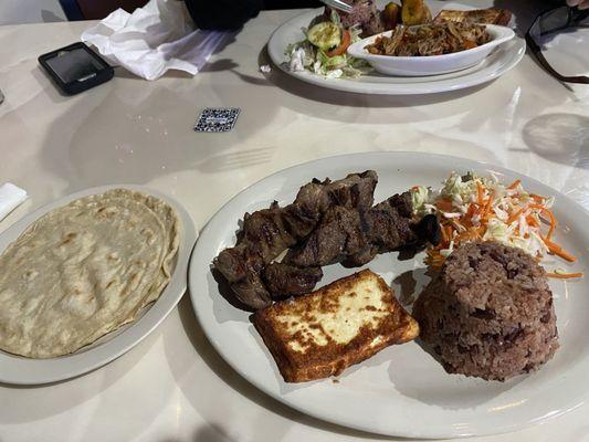 Carne Asada con gallopinto y queso frito.