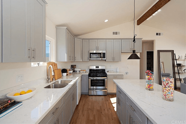 Grey shaker with white carrara counter top, aren't they the greatest fit.