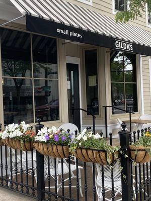 An outside look at Gilda's.