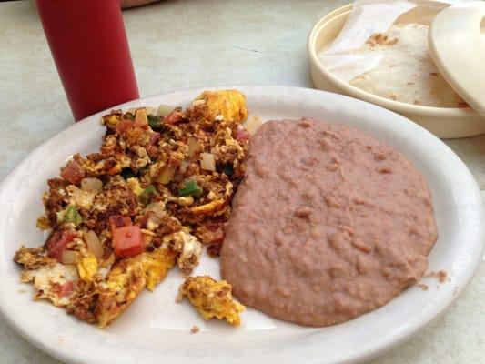 Chorizo con huevo a la Mexicana