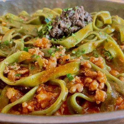 Tagliatelle Verdi con Ragu di Cinghiale Aromatizzato alle Erbe di Campagna e Tartufo