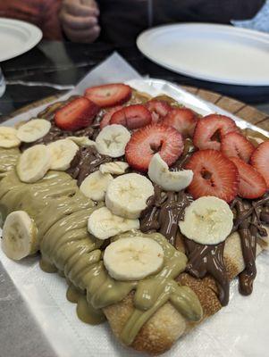 Sweet pie Biscoff, Nutella and pistachio  Topped with fresh banana and strawberry