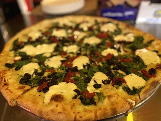 Popeye & Olive pizza Spinach, Olives, Sundried Tomatoes, and Ricotta cheese Absolutely amazing!!